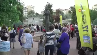 Kadıköy'de yıldızlar altında tiyatro keyfi başladı