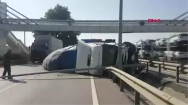 Bursa'da Çekirdek yüklü TIR devrildi, karayolu trafiğe kapandı