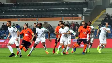 Süper Ligde Başakşehir, Uzatmalarda Bulduğu Golle Akhisarspor'u 2-1 Yendi