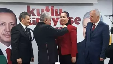 CHP'den AK Parti'ye Geçen Belediye Başkanına Parti Rozetini Başbakan Taktı