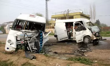 Adana'da Minibüsler Birbirine Girdi: 1 Ölü, 18 Yaralı