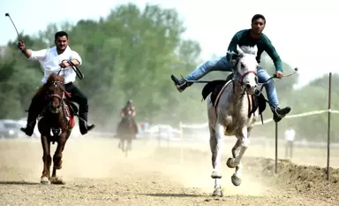 Rahvan Atları Kıyasıya Yarıştı