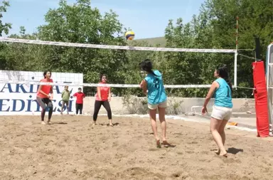 Elazığ'ın Denizi Olmayan Akçakiraz Beldesi'nde Plaj Voleybolu Oynanıyor