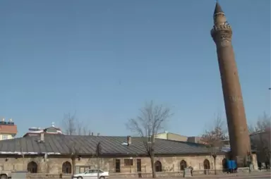 Sivas'ın Ulucami Minaresi Asırlardır Hareket Ediyor