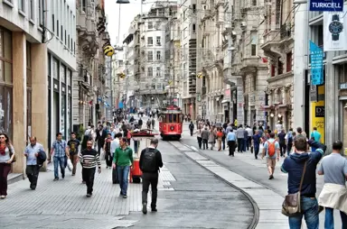 Taksim'de Yürürken Başından Vurulan Turist, Yaşam Savaşı Veriyor