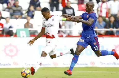 Süper Ligde Antalyaspor, 10 Kişi Kalan Karabükspor'u Eto'o'nun Golleriyle 2-1 Yendi