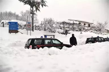 İtalya'daki Çığ Felaketinin Ardından Mucize Yaşandı