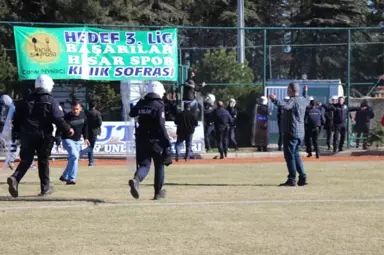 Amatör Maçta Taraftar Yenilgiyi Kaldıramadı, Oyunculara Taş Yağdırdı