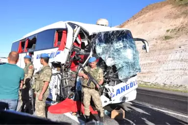 Elazığ'da Yolcu Otobüsü TIR'a Çarptı: 2 Ölü, 20 Yaralı