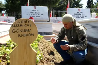 Şehit Babası Oğlunun Mezarına, Şehidin Kıyafetlerini Giyerek Gidip Dua Etti