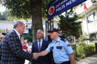 Köşk'e Geçerken Karakolun Önünde Duran Erdoğan, Polislerle Bayramlaştı