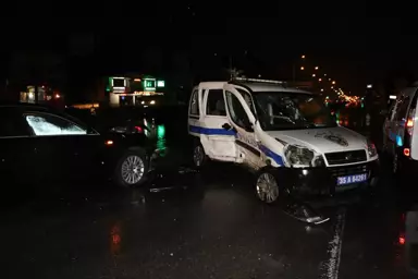 Otomobil Polis Aracına Çarptı: 3 Yaralı