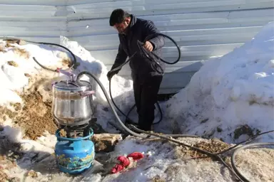 Van'da Donan Su Borularına Düdüklü Tencereli Çözüm!