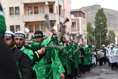 Kars'ta 15 Bin Kişiyle Kerbela Anması! Zincirlerle Dövünüp Hz. Hüseyin'i Yad Ettiler