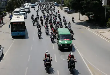 'Altın Elbiseli Adam'ı Son Yolculuğuna Binlerce Motosikletli Uğurladı