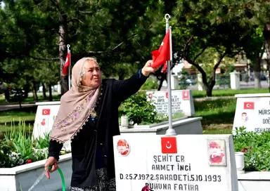 Dünyanın En Büyük Acısı! Anneler Günü'nü Şehitlikte Kutladılar