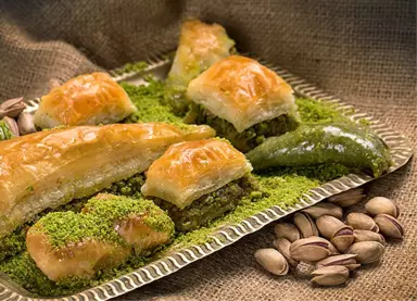 Kayyum, Baklavacı Hasan Gültekin'in Tabelasını İndirdi