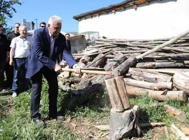 Köylüsünün Elinden Baltayı Alan Başbakan, Kütüğü Tek Vuruşta Üçe Ayırdı