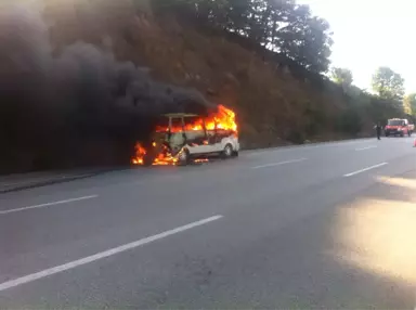 Servis Minibüsü Alev Alev Yandı