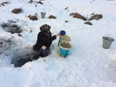 Utandıran Manzara! Ardahan'da Köylüler Buz Kırarak Su Arıyor