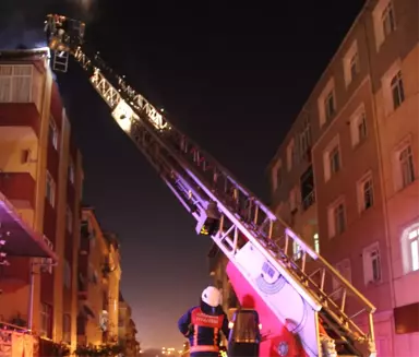 Istanbul'da Çatı Yangını Korkuttu