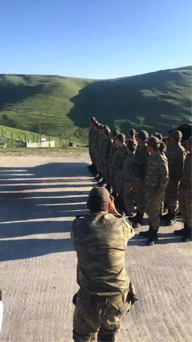 Ardahan'da Bir Grup Asker, Atatürk Silüetinin Önünde Nöbet Tutuyor