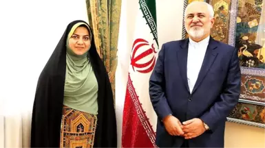 İran'da Sünni İlk Kadın Büyükelçi'nin, Bakan Zarif ile Fotoğraf Çektirmesi Tartışmaya Yol Açtı