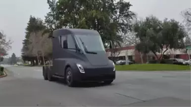 Tesla'nın Elektrikli Kamyonu Semi Yollara Çıktı