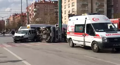 Ambulans ile Hafif Ticari Araç Çarpıştı: 5 Yaralı