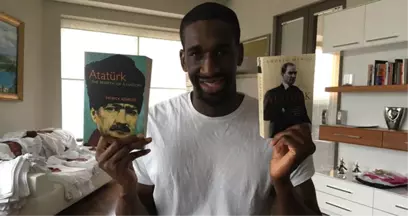 Fenerbahçeli Ekpe Udoh, Atatürk Kitaplarını Okumaya Başladı