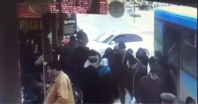 Buzda Kayan Otomobil Sürücüsü Otobüs Durağına Daldı, 1 Kişi Öldü