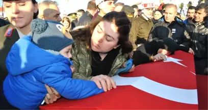 Şehidinin Eşinden Yürek Yakan Sözler: Oğlumuz Bana Emanet, Sen Rahat Uyu