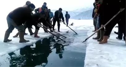 Göl Yüzeyindeki Buzu Kesen Vatandaşlar, Adadan Karaya Kanal Açtılar