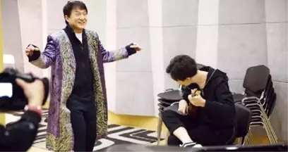 Jackie Chan'e Dombıra Çalıp Kaftan Hediye Etti