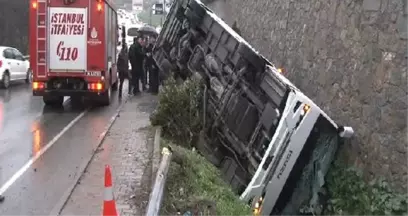 Ümraniye'de Çevik Kuvvet Otobüsü Devrildi: 5 Yaralı