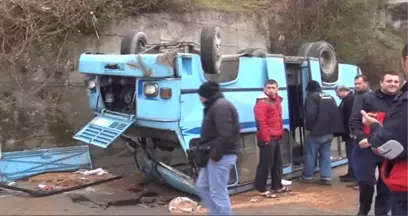 Minibüs Tepetaklak Oldu: 2 Kişi Yaralandı