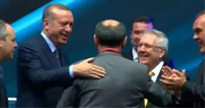 Cumhurbaşkanı Erdoğan'ın İsteğiyle Dursun Özbek'le Aziz Yıldırım Tokalaştı