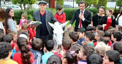 İskenderun'da 'Eşekli Gezici Kütüphane' Yeniden Öğrencilerle Buluştu