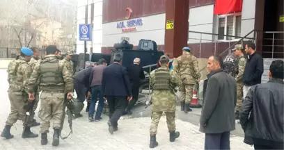 Van'da Zırhlı Aracın Geçişi Sırasında Patlama: 1 Asker Yaralandı