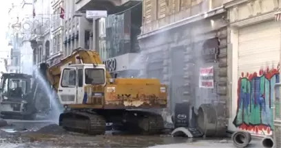 İstiklal Caddesi'nde Su Borusu Patlayınca Ortalık Karıştı!