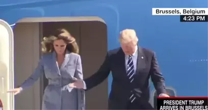 İki Ziyarette de Eli Havada Kalan Trump Brüksel'de Melania'ya Elini Uzatmadı