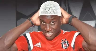 Beşiktaşlı Demba Ba, Şampiyonluk Sonrasında Sultanahmet Camisi'ne Gitti