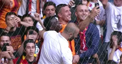 Galatasaray'da Podolski ile Bruma, Taraftarlara Veda Etti