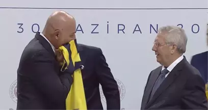 Fenerbahçe ile Sponsorluk Anlaşması Yapan Ferit Şahenk, Formayı Öptü