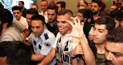 Beşiktaş'la Anlaşan Pepe, Havaalanında İzdihama Sebep Oldu