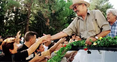 Fikret Hakan'ın Gençlere Verdiği Naif Tavsiye Herkeste Acı Bir Gülümseme Bıraktı