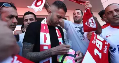 Antalyaspor'un Yıldızı Menez, Sakatlığı Nedeniyle Ülkesine Döndü, En Az 3 Ay Yok