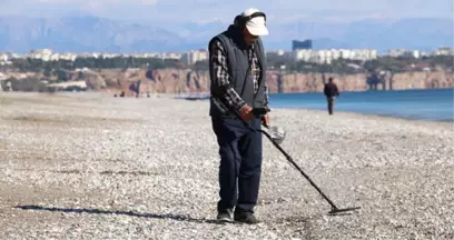 Antalya Sahilleri Boşaldı, Define Avcıları Değerli Eşya Aramaya Başladı