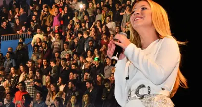 Karabüklü Hayranları Konsere Geç Kalan Ece Seçkin'i Protesto Etti