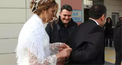 Polis Gelin, Meslektaşı Damadı Kelepçeyle Nikah Masasına Oturttu